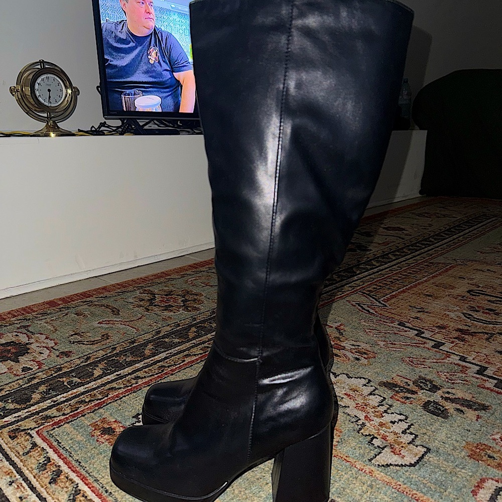 SOLD Black Knee-High Platform Boots – Worn Once🕷️